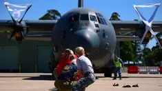 Para anggota Royal Australian Air Force menarik sebuah pesawat Hercules C-130J saat mengikuti lomba ketangkasan di Pangkalan Udara Richmond, Sydney (24/11). Lomba ini sebagai kegiatan melatih ketangkasan sekaligus kebersamaan. (REUTERS/David Gray)