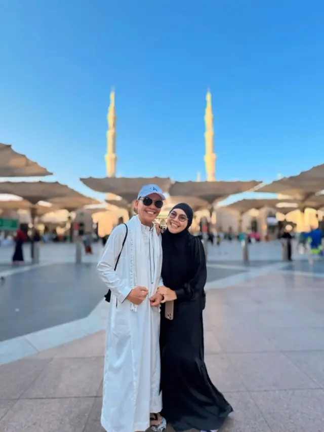 Umi Kalsum, Ayah Ojak umroh bareng Besan