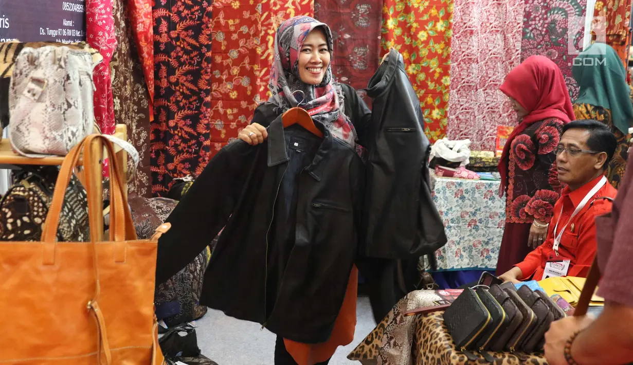 Peserta Rakornas PDI Perjuangan melihat jaket selama pameran di ICE BSD, Tangerang Selatan, Sabtu (16/12). Pameran tersebut menyuguhkan prodak pertanian perternakan dan UMKM prodak lokal. (Liputan6.com/Angga Yuniar)