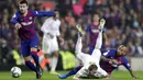 Gelandang Barcelona, Arturo Vidal, menjatuhkan gelandang Real Madrid, Toni Kroos, pada laga La Liga 2019 di Stadion Camp Nou, Rabu (18/12). Kedua tim bermain imbang 0-0. (AP/Bernat Armangue)