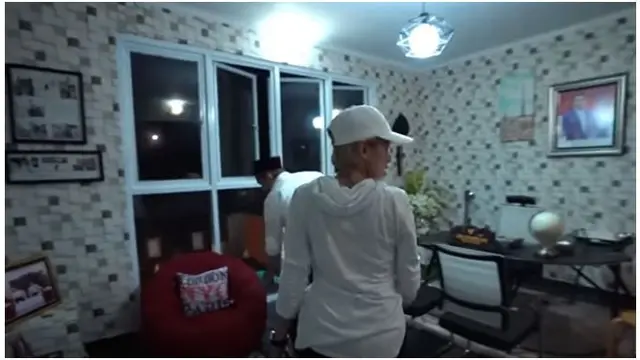 Ruang kerja Wakil Wali Kota Palu ini bernuansa putih dan hitam.