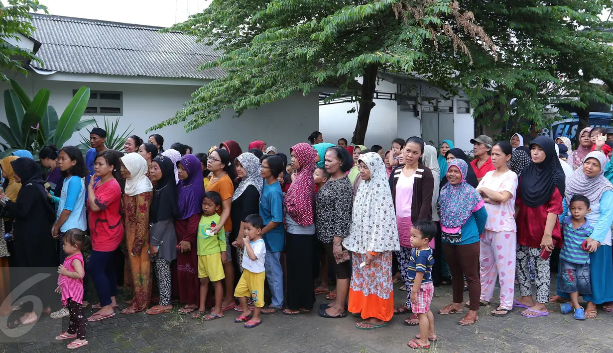 Antrean sejumlah warga untuk membeli paket sembako murah yang diadakan Indosiar di Joglo, Jakarta, Senin (13/6). Paket berisikan 5 kg beras, 2 liter minyak goreng, 1 kg gula pasir dan 1 kg tepung terigu dijual Rp 30 ribu‎. (Liputan6.com/Angga Yuniar)