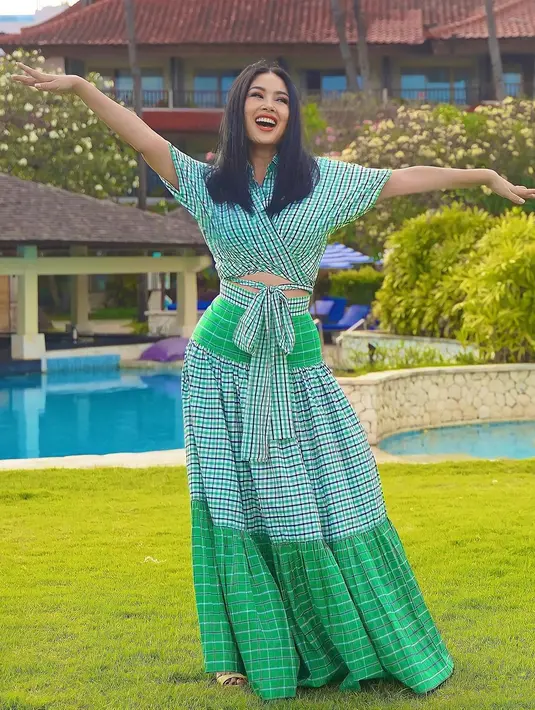 Titi DJ juga dikenal konsisten dengan OOTD penuh warna yang buatnya awet muda di usia 56 tahun. Kini, ia tampil memesona dengan plaid crop top dan midi skirt warna hijau. @ti2dj.