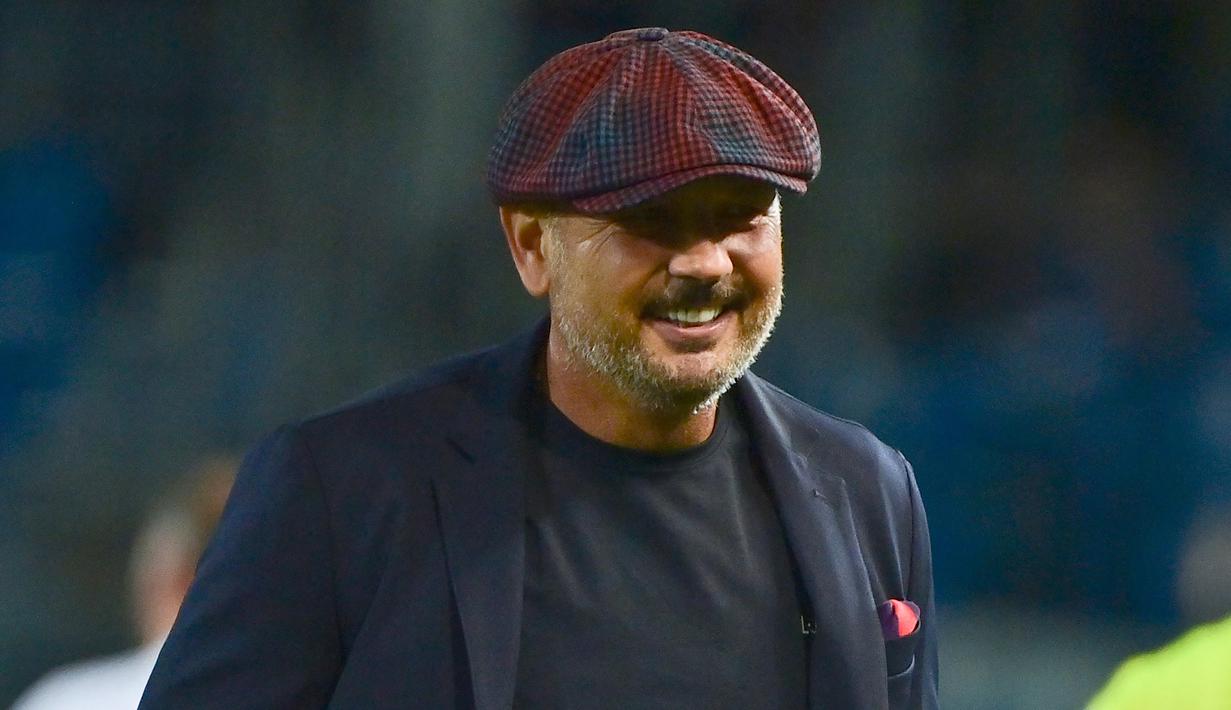 Sinisa Mihajlovic. Ia berseragam Inter Milan pada 2004/2005 hingga 2005/2006. Usai pensiun pada 2006, ia memulai karier pelatihnya pada 2008. Klub-klub yang pernah dibesutnya antara lain Bologna, Timnas Serbia, AC Milan dan kini kembali menukangi Bologna sejak 2019. (AFP/Miguel Medina)