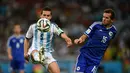 Gelandang Argentina, Fernando Gago (kanan) berduel dengan Senad Lulic (Bosnia-Herzegovina) saat berlaga di penyisihan Piala Dunia 2014 Grup F di Estadio do Maracana, Rio de Janeiro, Brasil, (16/6/2014). (AFP PHOTO/Christophe Simon)
