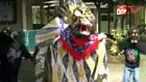 Para siswa SMP 3 Bae Kretek, Kudus mengisi liburan dengan mengadakan pentas seni barongan di halaman sekolah. Pementasan digelar tiga kali seminggu. 