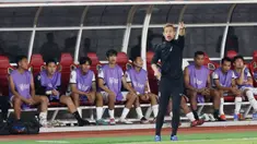 Manajer Timnas Kamboja, Keisuke Honda, tampak sibuk saat Kamboja melawan Timnas Indonesia pada laga Grup A Piala AFF 2022. (Bola.com/M iqbal Ichsan)