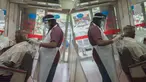 Seorang barber memangkas rambut pelanggan di sebuah tempat pangkas rambut di Kuala Lumpur, Malaysia, pada 10 Juni 2020. (Xinhua/Zhu Wei)