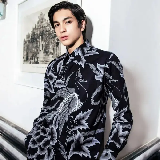 7 Pemotretan Eddy Meijer, Putra Maudy Koesnaedy dengan Busana Batik yang Menawan