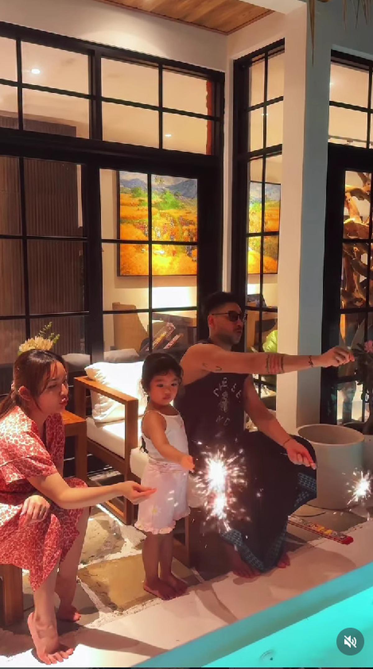 5 Potret Taman Samping Rumah Siti Badriah dan Krisjiana, Multifungsi dan Cocok untuk Quality Time Keluarga