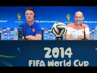 Louis van Gaal dan Arjen Robben saat preskon jelang laga Belanda vs Spanyol, Brasil, Jumat (13/6/2014) (AFP Photo/LLUIS GENE).