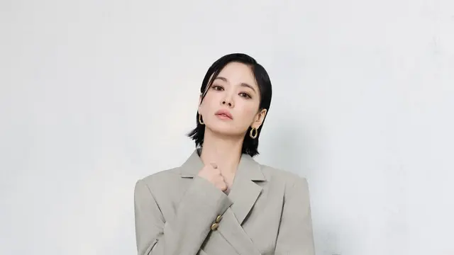 Konsisten Rambut Pendek, Song Hye Kyo Tampil Menawan dengan Wet Look di Awal 2026