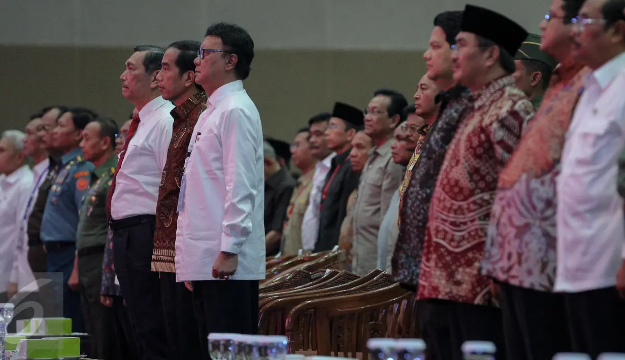 Presiden Jokowi didampingi Menko Polhukam Luhut Pandjaitan, Mendagri Tjahjo Kumolo serta sejumlah pemimpin lembaga tinggi negara menghadiri Rakornas Pemantapan Pelaksanaan Pilkada Serentak 2015 di Jakarta, Kamis (12/11). (Liputan6.com/Faizal Fanani)