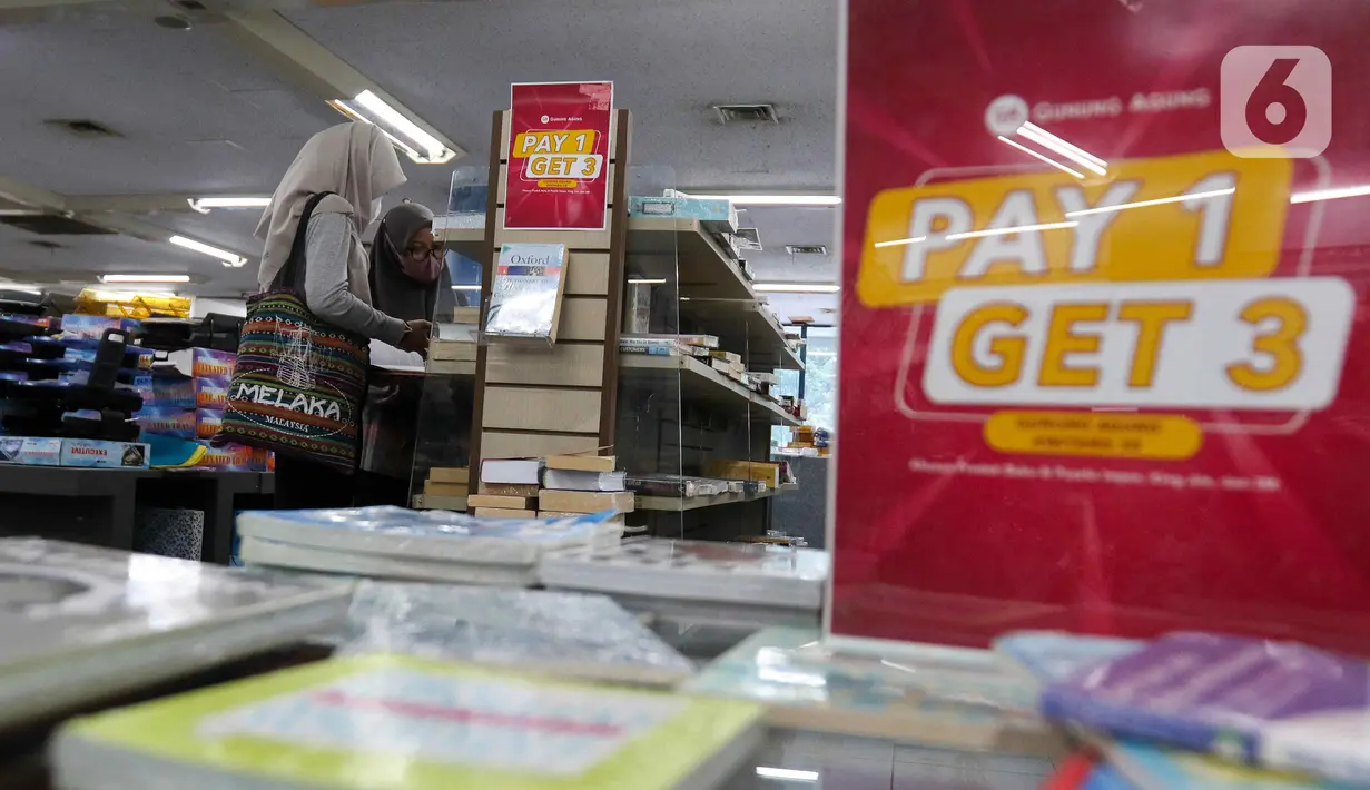 Toko Buku Gunung Agung memberikan berbagai promo seperti buy 1 get 3 untuk menarik minat para pengunjung. (Liputan6.com/Herman Zakharia)