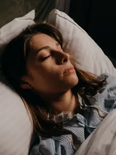 Kurang tidur dapat mempengaruhi cara tubuh mengatur rasa lapar dan kenyang. (Foto/dok: Pexels/Polina)