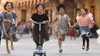 Anak-anak bermain di "Dove Lane" di kota tua Tuancheng, Kota Hotan, Daerah Otonom Uighur Xinjiang, China barat laut (10/6/2020). (Xinhua/Sadat)