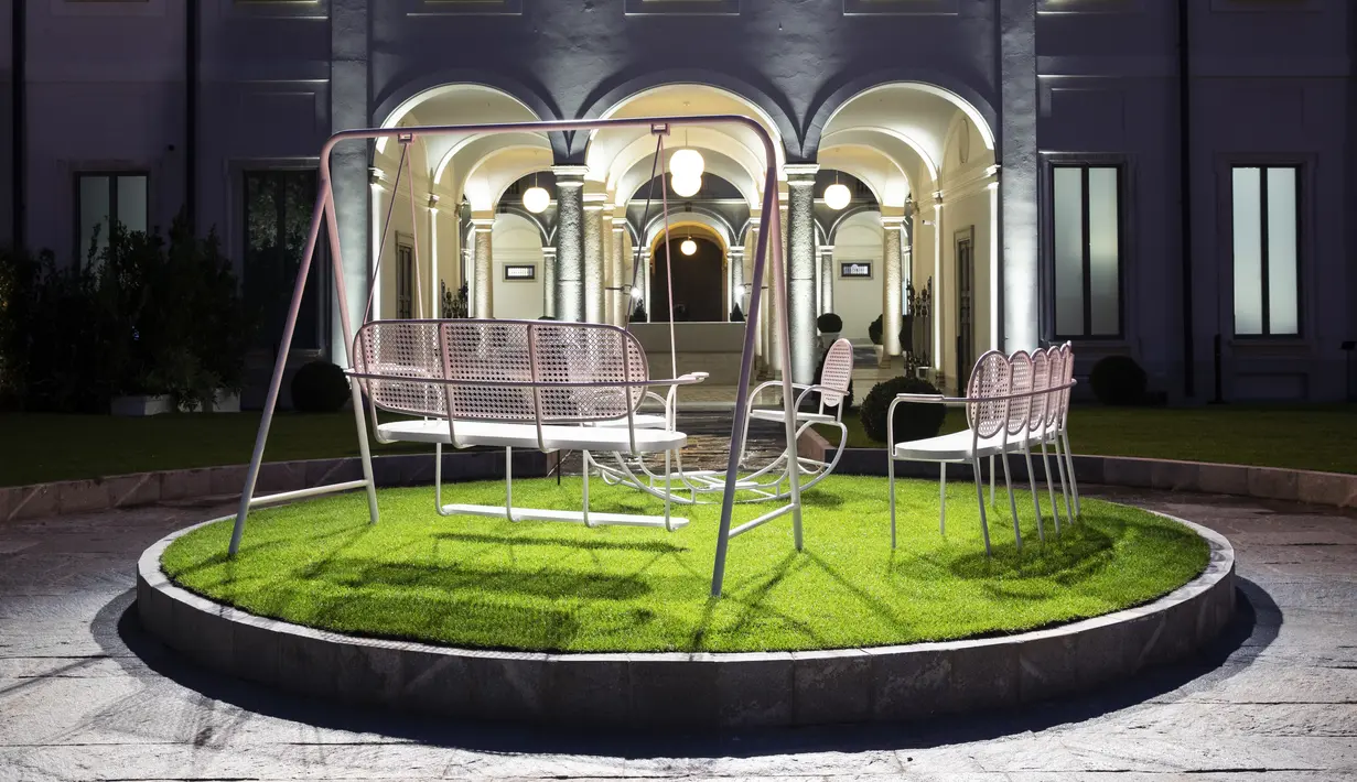 Kolaborasi ini belum pernah terjadi sebelumnya. Menjadi cerminan dari modernitas abadi Dior yang menciptakan kembali mimpi dan membuatnya terus hidup. (Dior)