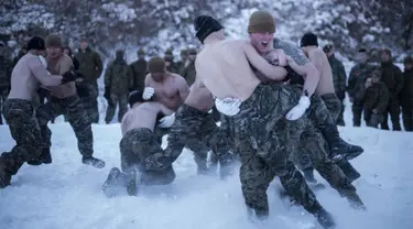 Tentara Korea Selatan dan AS bergulat saat melakukan latihan musim dingin di Pyeongchang, Korea Selatan (24/1). Kegiatan ini merupakan bagian dari latihan gabungan musim dingin untuk meningkatkan kesiapan tempur AS dan Korea Selatan. (AFP/Ed Jones)