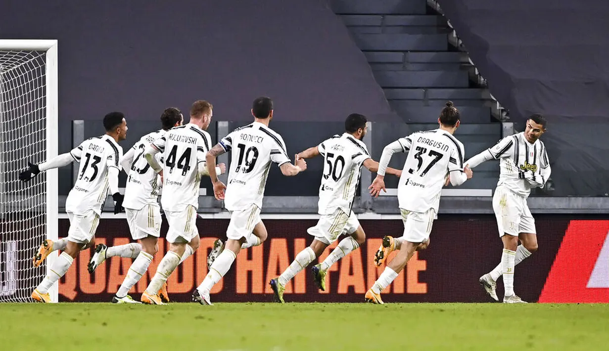 Pemain Juventus Hamza Rafia (tengah) merayakan bersama rekan satu timnya usai mencetak gol ke gawang Genoa pada pertandingan babak 16 besar Coppa Italia di Allianz Stadium, Turin, Italia, Rabu (13/1/2021). Juventus melaju ke perempat final usai menaklukkan Genoa 3-2. (Marco Alpozzi/LaPresse via AP)