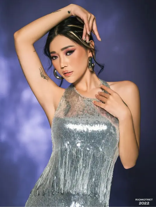 Dalam pemotretan terbaru, Wendy terlihat tampil glam dengan higlight rambut blonde dan tampilan bling bling yang sparkling (IG @windywalters)