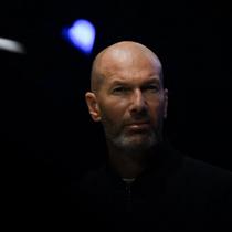 Legenda sepak bola dan pelatih Prancis, Zinedine Zidane, terlihat dalam upacara peluncuran perdana mobil listrik Alpine A390 di Dieppe, Prancis barat laut, pada 27 Mei 2025. (Lou BENOIST/AFP)