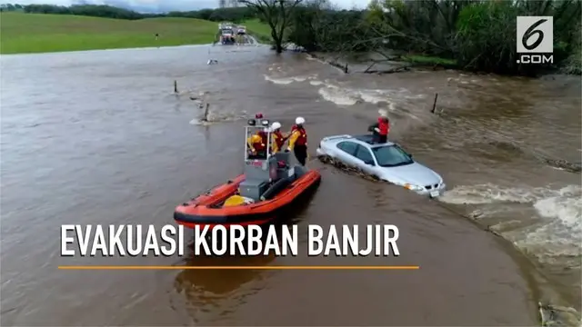 Tim SAR California Amerika Serikat merilis video detik-detik penyelamatan korban banjir yang terjebak di dalam mobil