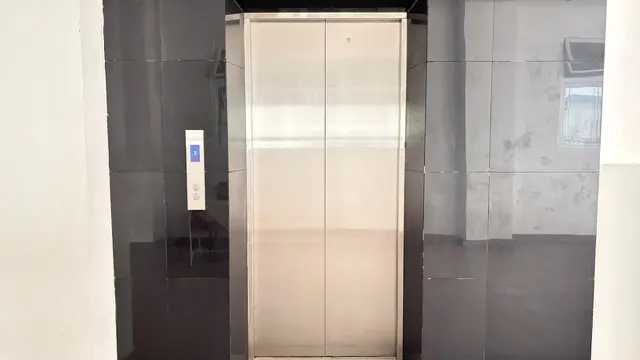 Penampakan lift di salah satu sudut ruangan SMPN 19 Jakarta. (Liputan6/Tisha Maulida)