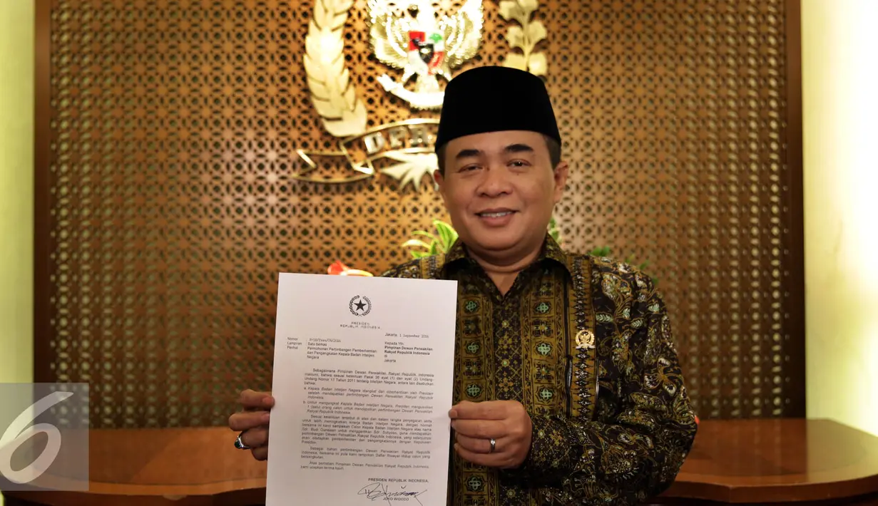 Ketua DPR Ade Komarudin memperlihatkan surat dari Presiden Jokowi perihal permintaan pertimbangan pengangkatan Komjen (Pol) Budi Gunawan (BG) jadi Kepala BIN di gedung Parlemen, Senayan, Jakarta, Jumat (02/9). (Liputan6.com/Johan Tallo)