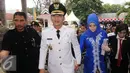 Sigit Purnomo Said atau akrab disapa Pasha Ungu mengggandeng erat tangan istrinya Adelia Pasha usai dilantik di halaman kantor itu, Rabu (17/2). Pasha berhasil mengalahkan tiga pasagan lainnya dalam Pilkada di Palu. (Liputan6.com/Dio Pratama)
