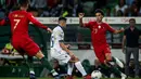Pemain timnas Portugal, Joao Felix dan Cristiano Ronaldo berebut bola dengan pemain timnas Luksemburg, Olivier Thill dalam lanjutan Kualifikasi Piala Eropa 2020 di Estadio Jose Alvalade, Jumat (11/10/2019). Portugal meraih kemenangan 3-0 atas tamunya, Luksemburg. (CARLOS COSTA/AFP)