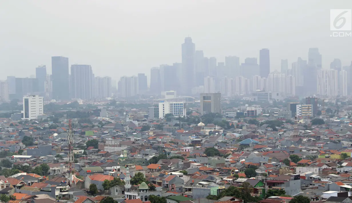 Kondisi langit kota Jakarta dilihat dari lantai 15 Graha BNPB sekitar pukul 13.00 WIB, Kamis (4/7/2019). Pada Kamis (4/7) sekitar pukul 07.00 WIB, kualitas udara Jakarta terpantau di angka 186 AQI, dengan angka itu, kualitas udara mencapai status tidak sehat. (Liputan6.com/Helmi Fithriansyah)