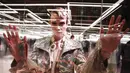 Model Cara Delevingne mengenakan busana kreasi Fendi's Spring-Summer 2021 Haute Couture dalam acara Paris Fashion Week di Paris, Prancis, Rabu (27/1/2021). Paris Fashion Week 2021 digelar tanpa penonton karena kekhawatiran akan virus corona COVID-19. (AP Photo/Francois Mori)