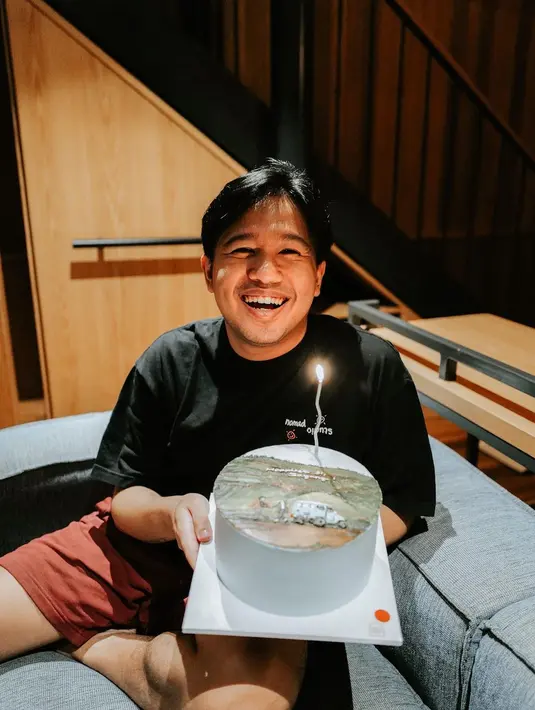 "“Wah Joshua udah gede, ya?” Makasi istriku @clairineclay udh beliin kue ultah yg lucu. Sampe ngakak guling2 akuuu," tulis jojosuherman. [Instagram/jojosuherman]