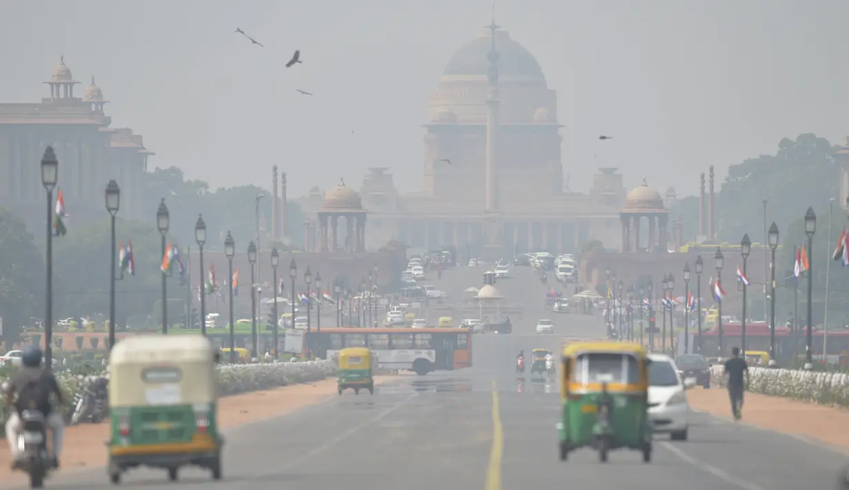 Polusi udara terlihat di sekitar Rashtrapati Bhavan dan gedung-gedung pemerintah di New Delhi (15/10/2019). Pemerintah New Delhi melarang penggunaan generator diesel pada 15 Oktober karena tingkat polusi di ibu kota India tersebut melampaui batas aman lebih dari empat kali. (AFP Photo/Sajjad Hussain