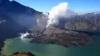 Walaupun abu vulkanik tak sampai ke pemukiman warga, namun bau belerang begitu terasa.