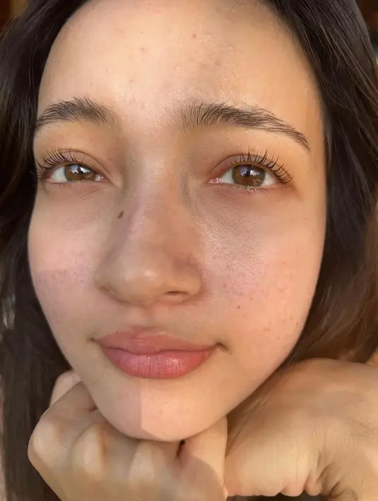 Tak dipungkiri, pesona adik dari Bryan Domani ini tetap terpancar meski tanpa makeup dan adanya freckles di wajahnya. (FOTO: instagram.com/megandomani1410)