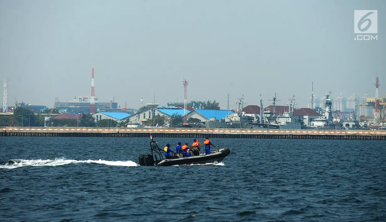 Pemandangan saat petugas Ditpolair Baharkam Mabes Polri saat melakukan patroli memburu buaya di Teluk Jakarta, Rabu (17/6). (Merdeka.com/Imam Buhori)