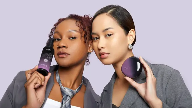 Ilustrasi mengaplikasikan setting spray dan cushion/studio tropik