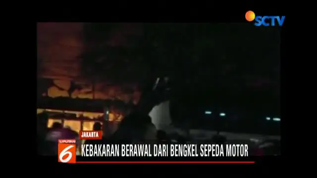 Besarnya kobaran api sempat membuat pemilik kios dan sejumlah warga panik.