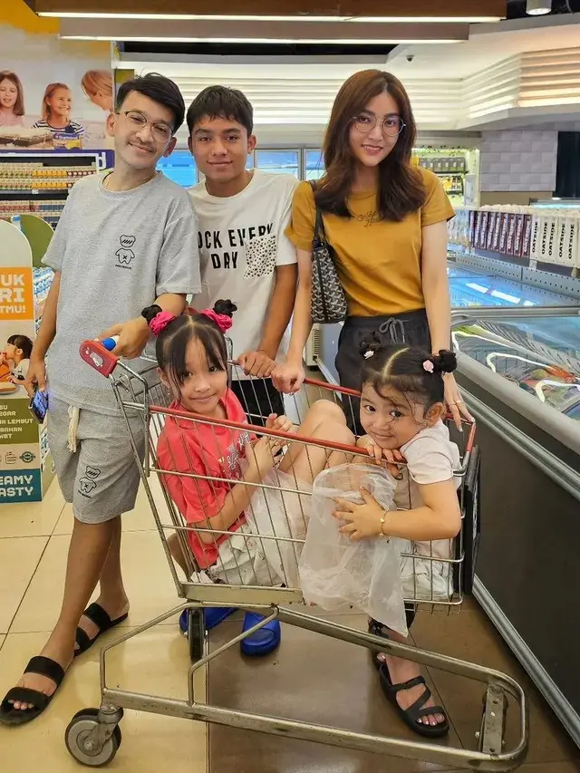 Potret keluarga Sarwendah dan Ruben Onsu sebelum gugatan cerai dilayangkan (Sumber: Instagram/@ruben_onsu)