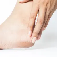 Perawatan kaki pecah-pecah dengan produk dan rutinitas sederhana. (foto: schantalao/freepik)