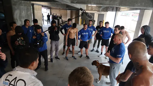 Marc Fiore, pelatih MMA membawa anjingya saat sesi latihan MMA Fight Academy di San Diego
