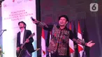 Vokalis Padi Reborn, Fadly dan Gitaris Piyu saat memeriahkan penutupan perdagangan bursa efek Indonesia tahun 2019 di BEI, Jakarta, Senin (30/12/2019). Padi Reborn menghibur para tamu undangan dalam penutupan perdagangan tersebut. (Liputan6.com/Angga Yuniar)