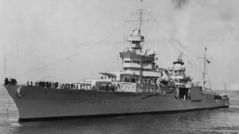 USS Indianapolis ditembak torpedo oleh kapal selam Jepang pada 30 Juli 1945