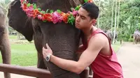 Al Ghazali bercengkerama dengan gajah untuk merayakan hari jadinya dengan Alyssa Daguise. (dok. Instagram @alghazali7/https://www.instagram.com/p/BtF9O6MBH2y/Dinny Mutiah)
