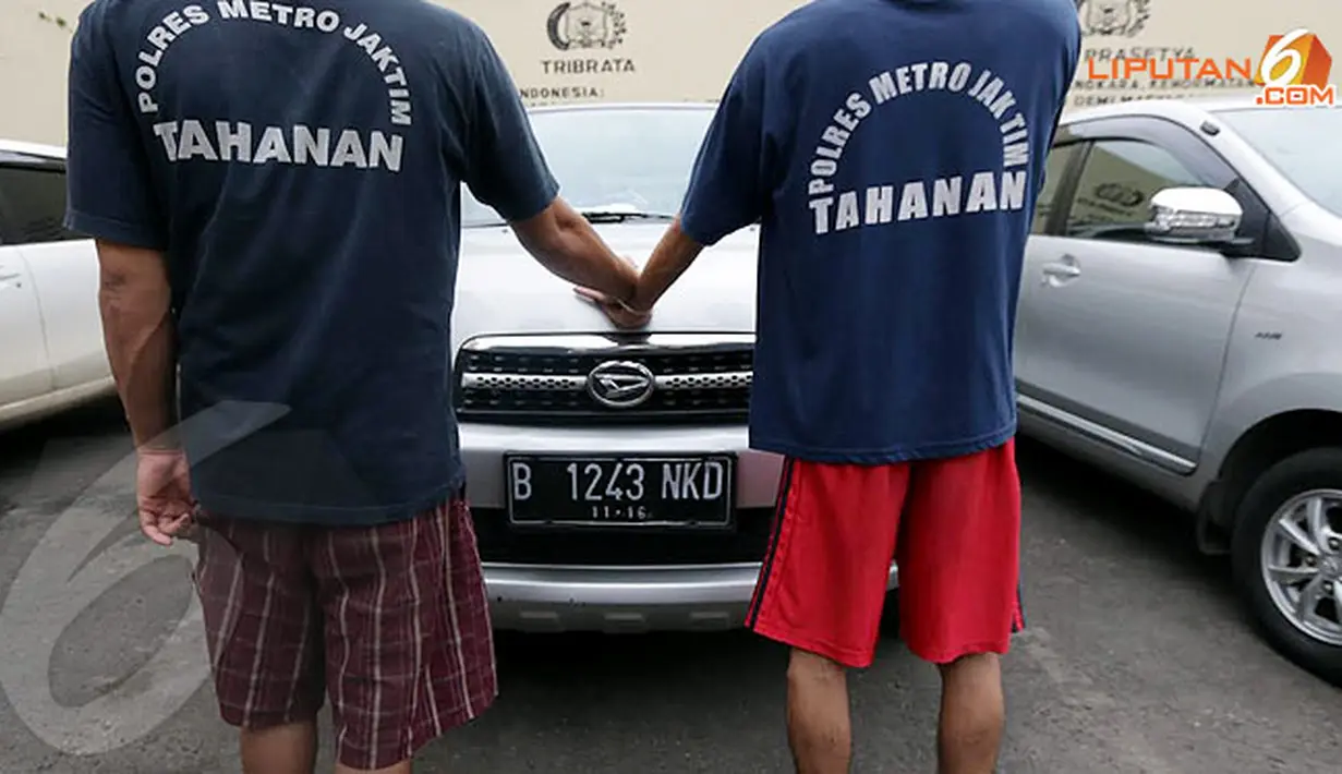 Polisi juga menyita mobil yang digunakan para pelaku sebagai alat transportasi saat para komplotan beraksi mencari korban (Liputan6.com/Herman Zakharia)