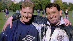 Pada tahun 1990 hingga 1993 Tim Nasional Inggris pernah merasakan tangan dingin Graham Taylor (kanan).  (Fiona Hanson/PA FILE via AP)