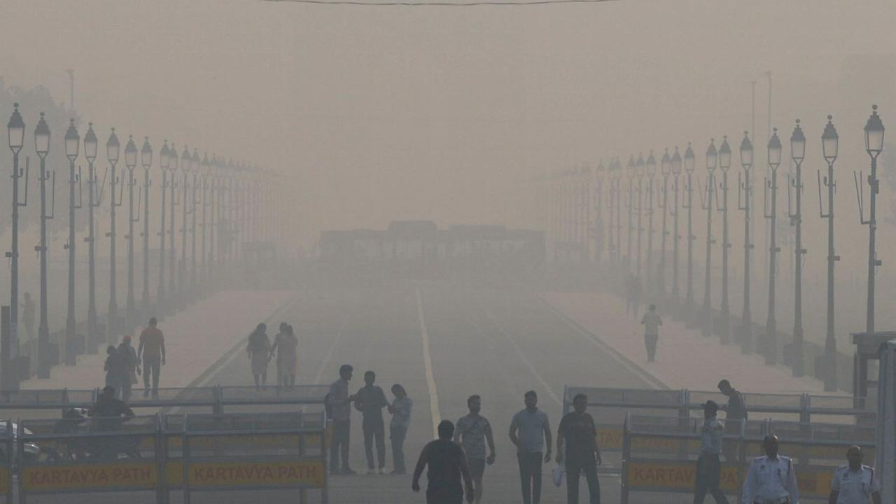 Penampakan Polusi Parah yang Cekik Warga New Delhi India