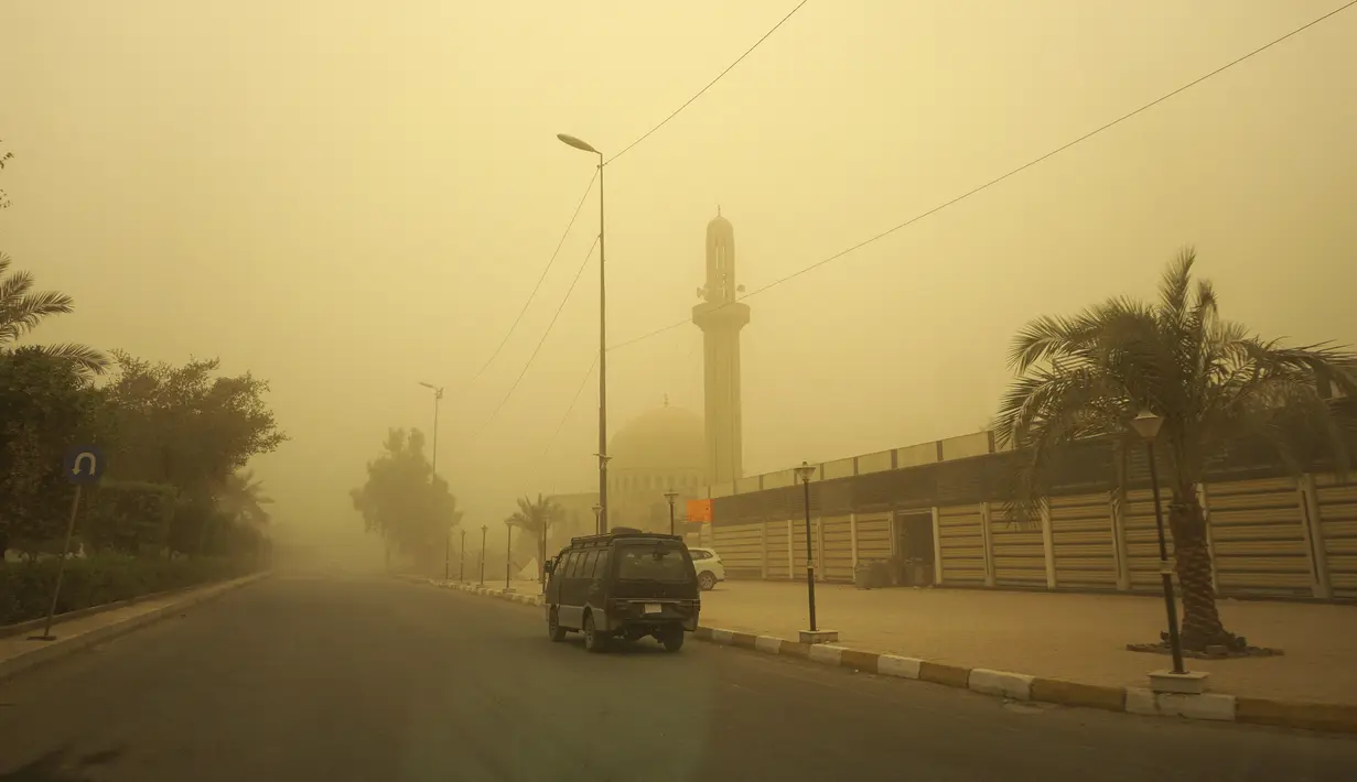 <p>Kondisi jalan di ibu kota Irak, saat debu tebal akibat badai pasir menyelimuti kota itu, pada Senin (23/5/2022). Irak menutup bandara dan gedung-gedung publik saat badai pasir -- yang kesembilan sejak pertengahan April -- melanda negara itu, kata pihak berwenang. (Sabah ARAR / AFP)</p>