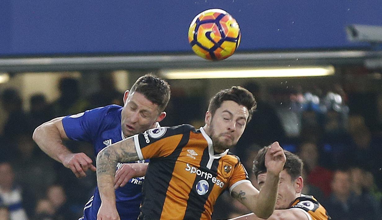 Gary Cahill (kiri) saat berduel dengan para pemain Hull City pada lanjutan Premier League di Stamford Bridge stadium, London, (22/1/2017). Chelsea menang 2-0.  (AP/Frank Augstein)